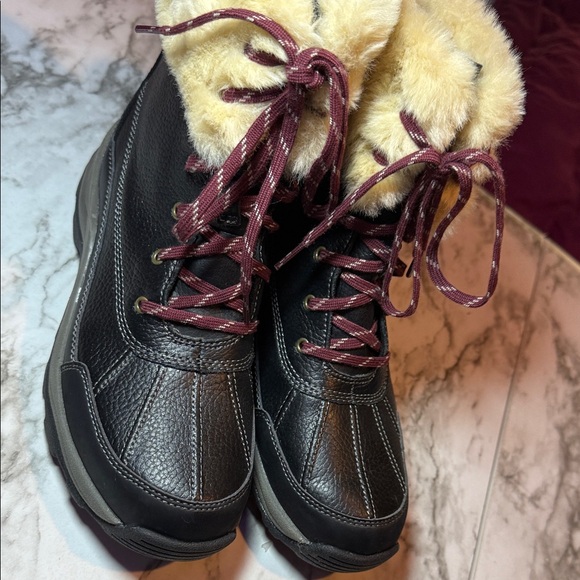 Clarks Black with Cream Faux Fur Winter Style Boots with NWOT SZ 9 - Picture 3 of 13